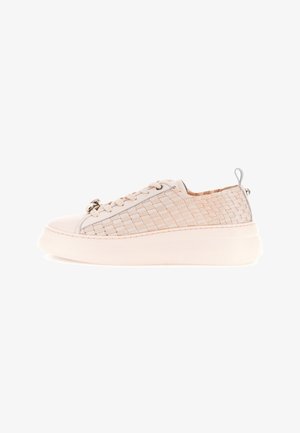 Beige sneaker met geweven, getextureerde zijkanten, veters aan de voorkant en een dikke zool, voorzien van een trekriempje bij de hiel.
