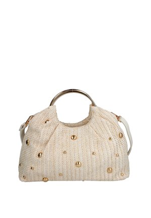 Bolso beige tejido con tachuelas esféricas doradas, un asa circular metálica y una correa de hombro blanca desmontable.