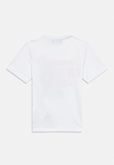 Οπίσθια όψη απλού λευκού T-shirt με κοντά μανίκια σε λευκό φόντο, με στρογγυλή λαιμόκοψη και κανονική εφαρμογή.