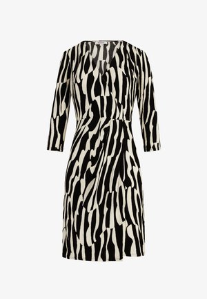 Abito a pois bianco e nero con scollatura a V e maniche a tre quarti, caratterizzato da un design incrociato e un tessuto texturizzato.