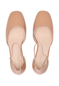 Nahé kožené sandály na podpatku s hranatou špičkou, hladkým lesklým povrchem a bočním páskem s kovovou přezkou.