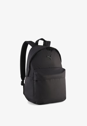 Mustast polüestrist seljakott ümarate vormidega, mis sisaldab pehmendatud õlarihmasid, ees taskut ja esiküljel logo aksenti.