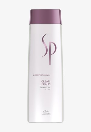 Hohe weiße Flasche mit lila Verschluss, beschriftet mit "SP Clear Scalp Shampoo" von Wella Professionals.
