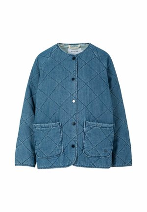 Giacca trapuntata blu in denim con collo rotondo, chiusura a bottoni automatici e due tasche frontali applicate.