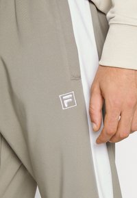 Fila REMOND TRACK PANTS - Calças de fato de treino - overland trek/bright white