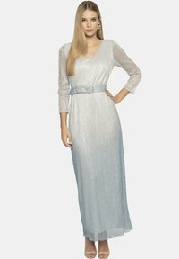 Długa srebrna sukienka o teksturowanym wykończeniu, z dekoltem w kształcie V, rękawami o długości trzy czwarte oraz jasnoniebieskim paskiem z okrągłą klamrą.