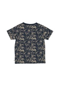 T-shirt in cotone blu navy con stampa ripetuta di animali della giungla in beige, tra cui elefanti, giraffe e zebre, con maniche corte e collo rotondo.