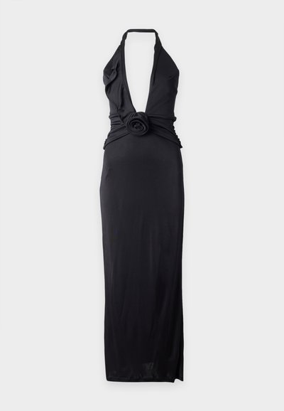 Μαύρο βραδινό φόρεμα με halter-neck, βαθύ V ντεκολτέ και λεπτομέρεια υφασμάτινου τριαντάφυλλου στη μέση, μήκους έως το πάτωμα με στενή σιλουέτα.