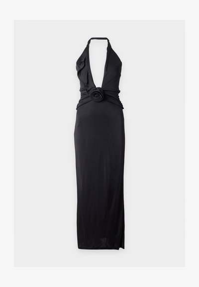Μαύρο βραδινό φόρεμα με halter-neck, βαθύ V ντεκολτέ και λεπτομέρεια υφασμάτινου τριαντάφυλλου στη μέση, μήκους έως το πάτωμα με στενή σιλουέτα.