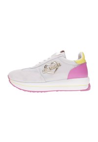 Sneakers con un design bianco e rosa, realizzati in materiale scamosciato, con dettagli in oro e un tallone giallo a contrasto. Suola spessa con suola rosa.