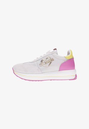 Zapatillas con un diseño blanco y rosa, que cuentan con material de ante, detalles dorados y un talón amarillo en contraste. Suela gruesa con una plantilla rosa.