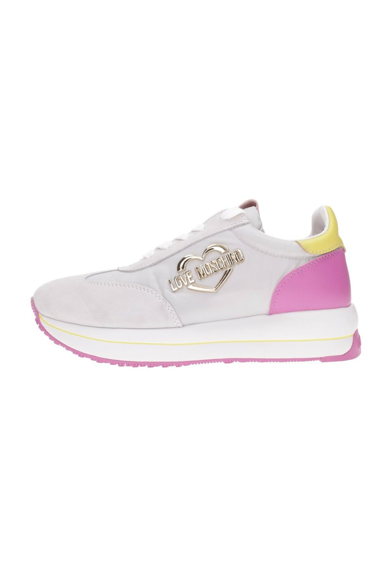 Sneakers con un design bianco e rosa, realizzati in materiale scamosciato, con dettagli in oro e un tallone giallo a contrasto. Suola spessa con suola rosa.