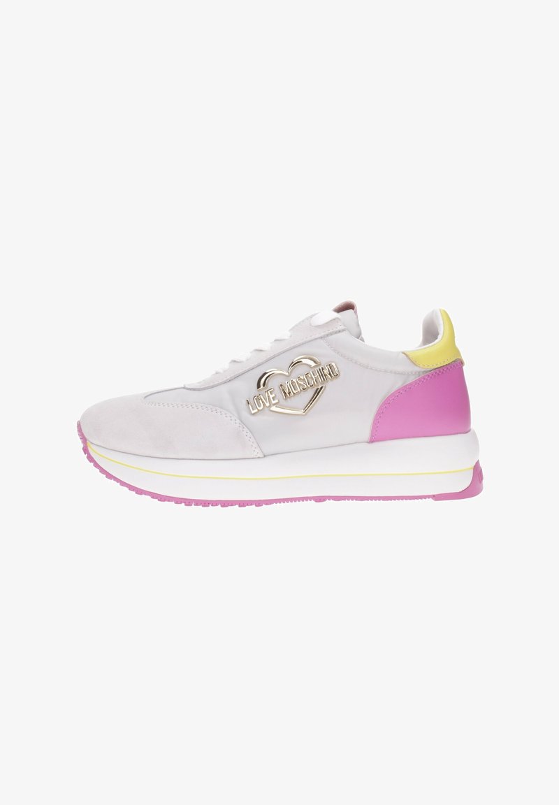 Sneakers con un design bianco e rosa, realizzati in materiale scamosciato, con dettagli in oro e un tallone giallo a contrasto. Suola spessa con suola rosa.