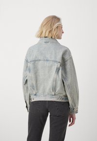 Levi's® 90S TRUCKER - Veste en jean - where's the tint trucker