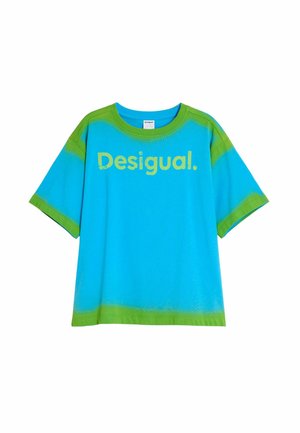 T-shirt à manches courtes bleu et vert avec l'inscription « Desigual. » en jaune sur le devant, présentant un col rond et un design à blocs de couleurs.