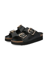 Zwarte platform sandalen met dubbele verstelbare banden met gouden gesp, kurken voetbed en gestructureerde zwarte rubberen zool.