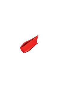 Rød flytende leppestift spredt utover en flat overflate. Teksturen ser blank ut med en glatt finish og en livlig, mettet farge.