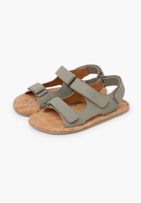 Zelené kožené sandály s dvěma nastavitelnými popruhy, korkovou podrážkou, otevřeným designem a hladkým povrchem. Obsahují zesílené švy.