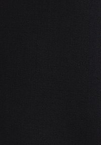 Czarna tkanina o delikatnym, teksturowanym splocie. Materiał jest dzianinowy, co zapewnia jednolity wygląd z lekko błyszczącą powierzchnią i elastycznością.