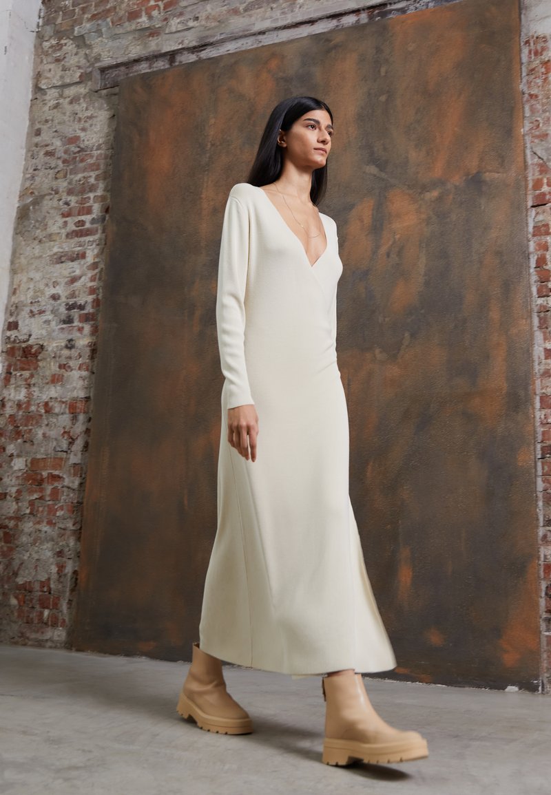 STUDIO ID ELISABETTTA LONG SLEEVE WRAP MIDI DRESS Jumper dress beige Zalando.de