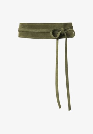 Olivengrøn suede bælte med flad design, der har lange bånd til en sløjfe. Glat tekstur med rene kanter og ingen synlig hardware.