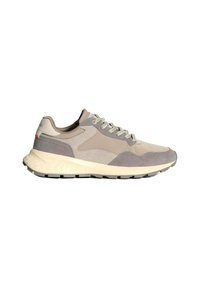 Baskets décontractées en suède beige et gris avec des lacets blancs, semelle crème et semelle en caoutchouc texturé pour l'adhérence, présentées de côté.