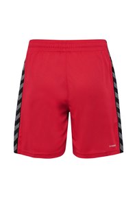 Shorts de sport rouges avec une taille élastique et des bandes chevrons noir et gris le long des côtés, avec un petit logo « Bee Cool » sur la jambe droite avant.