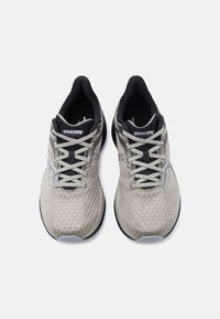 Ζευγάρι γκρι και μαύρα αθλητικά παπούτσια Saucony με πλεκτό επάνω μέρος και γκρι κορδόνια, εμφανιζόμενα από πάνω σε λευκό φόντο.