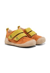 Houten schoenen van oranje suede met gele klittenbandsluitingen, een gestructureerde beige rubberen zool en een patroon dat in de neus is gestanst.