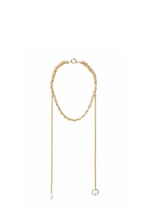 Collana in catena tono oro con anelli attorcigliati, presenta un pendente con una perla e un ciondolo quadrato, che mette in evidenza texture e accenti variati.