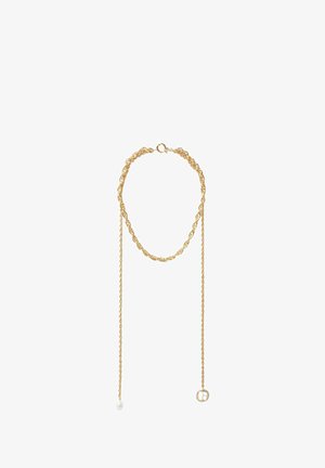Collana in catena tono oro con anelli attorcigliati, presenta un pendente con una perla e un ciondolo quadrato, che mette in evidenza texture e accenti variati.
