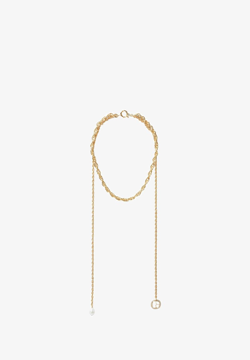 Collier en chaîne dorée avec des maillons torsadés, présentant un pendentif avec une perle et un charme carré, mettant en valeur des textures et des accents variés.