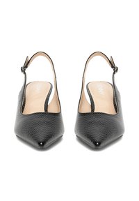 Melnas siksniņas augstpapēžu kurpes ar teksturētu, rāpuļa raksta augšdaļu. Smaili pirksta dizains un sprādzes aizdare uz potītes siksniņas. Neitrāla iekšpēda.