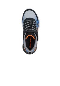Zapatilla deportiva Skechers en gris y negro con acentos en azul, presenta una parte superior de malla texturizada, cierre con cordones y Velcro, y una suela acolchada.