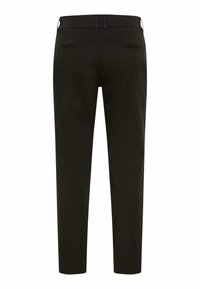 Pantalon noir slim fit vu de dos avec des passants de ceinture et deux poches passepoilées horizontales.