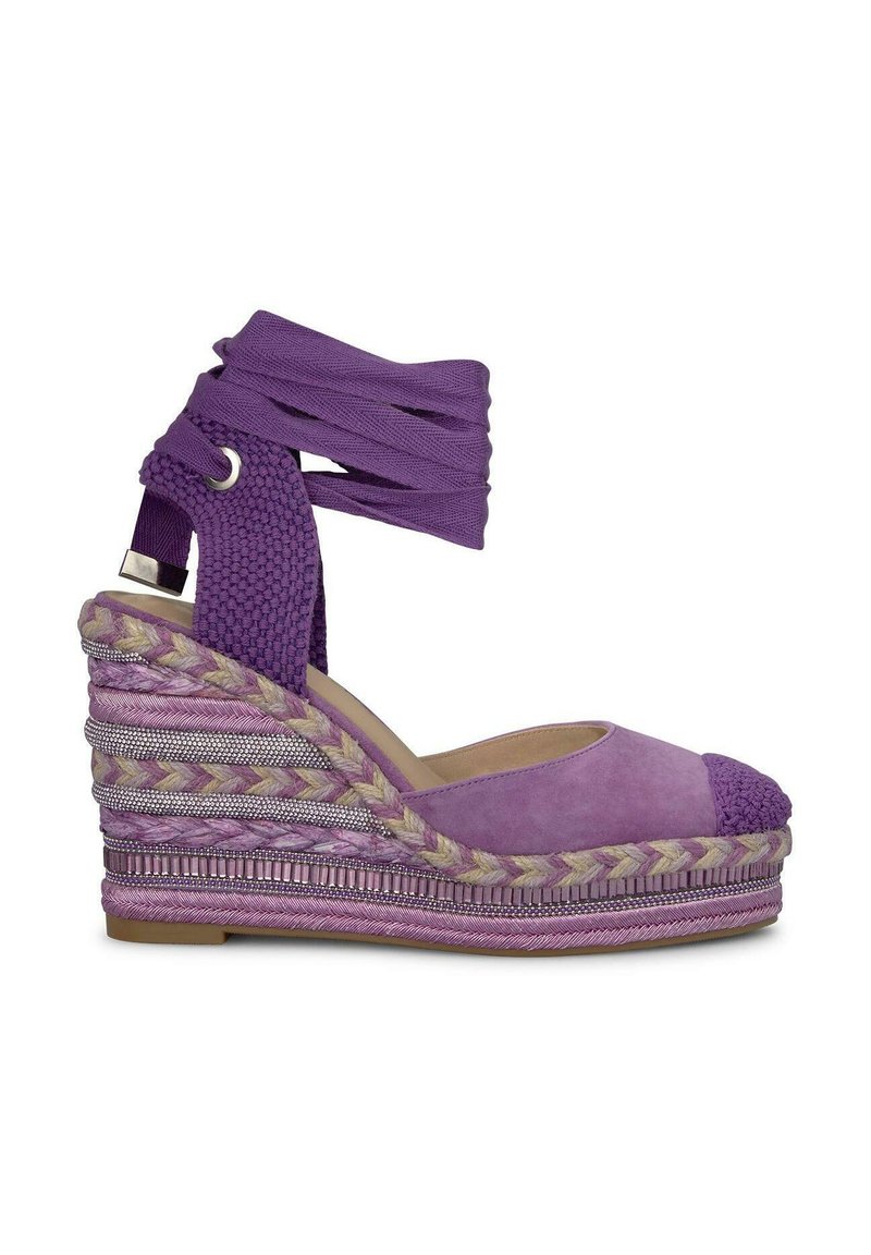 Espadrilla a cuneo viola con una cintura in tessuto intrecciato, punta rotonda e piattaforma testurizzata caratterizzata da dettagli intrecciati e metallici.