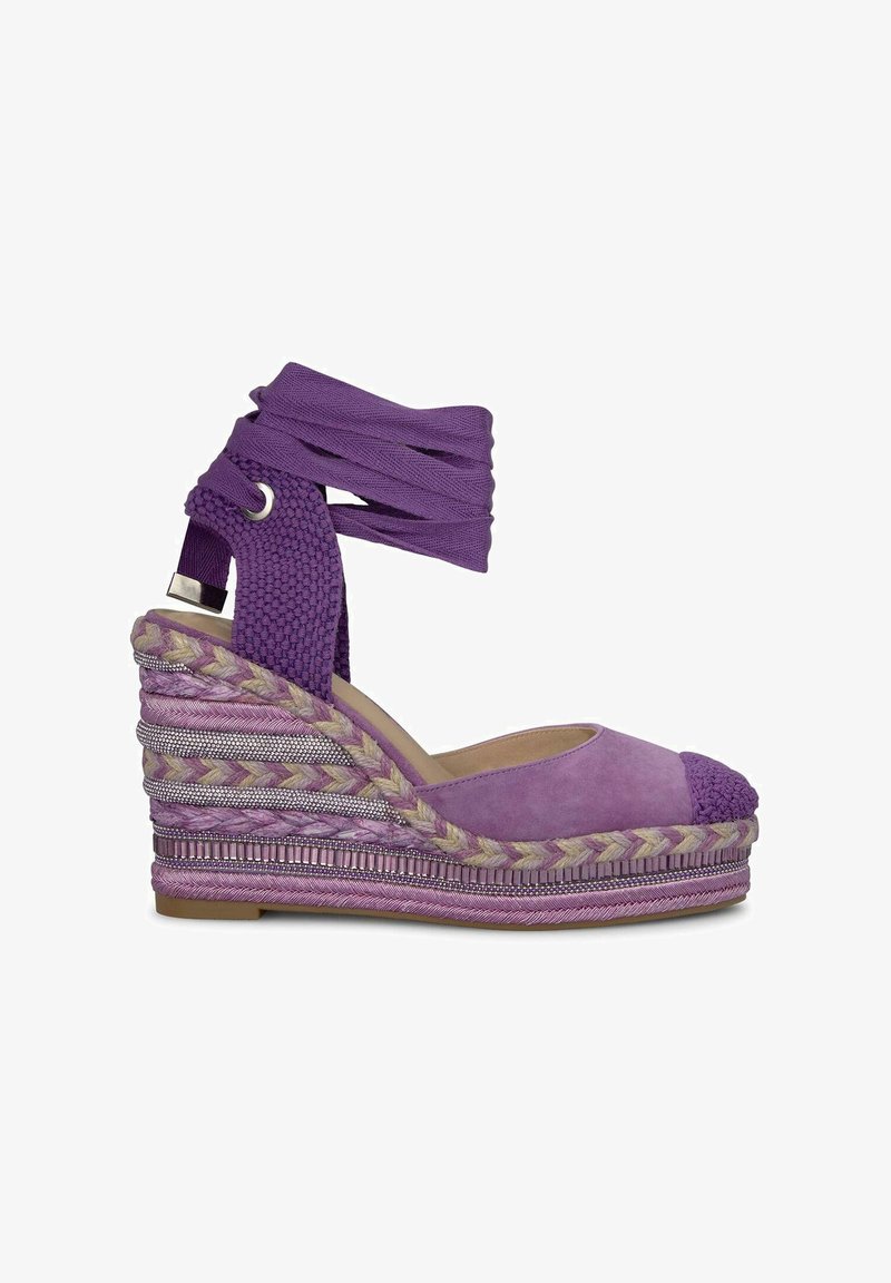 Espadrilla a cuneo viola con una cintura in tessuto intrecciato, punta rotonda e piattaforma testurizzata caratterizzata da dettagli intrecciati e metallici.
