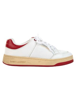 Hvid og rød lavtop-sneaker med beige sål, perforerede sidepaneler, hvide snørebånd og "Saint Laurent" brand på side og hæl.