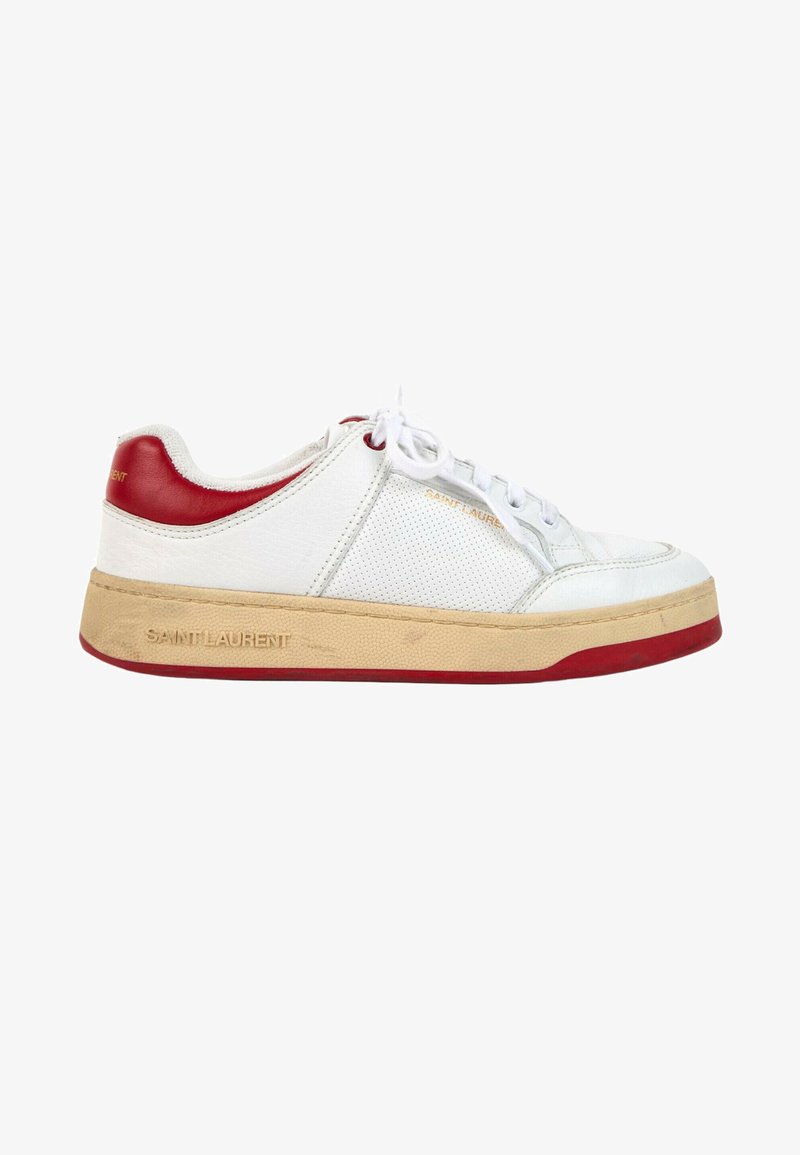 Baskets basses blanches et rouges avec semelle beige, panneaux latéraux perforés, lacets blancs et logo "Saint Laurent" sur le côté et le talon.