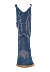 Botas de vaquero de denim con bordados blancos y diseño de punta. Cuentan con un cierre de cremallera y una suela marrón.