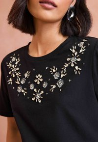 Love & Roses PETITE FIT - EMBELLISHED - Tričko s potlačou - black