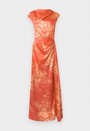 Naine kannab põranda pikkust varrukateta korallitooni satiinist kleiti kuldsete lillemustritega, seisab sirgelt ühevärvilise tausta ees.