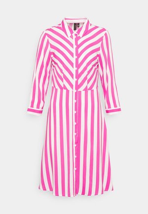 Knopfleiste Midikleid mit rosa und weißen vertikalen Streifen, 3/4-Ärmeln, Kragen und Chevron-Muster auf dem Oberkörper.