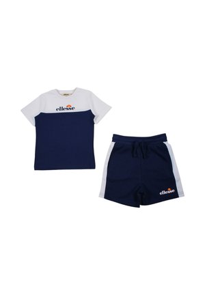 T-shirt manches courtes bleu marine et blanc ellesse pour enfants avec shorts assortis et logo sur la poitrine et sur la jambe.