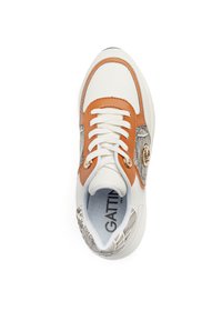 Białe sneakersy z pomarańczowymi skórzanymi akcentami, teksturowe wykończenie w szarości oraz białe sznurówki. Posiadają okrągły czubek i płaską podeszwę dla komfortu.