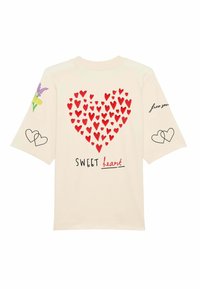 Šviesiai smėlinis marškinėliai su dideliu raudonu širdies raštu ant nugaros, tekstas "SWEET heart" bei gėlių ir širdžių dizainai ant rankovių.