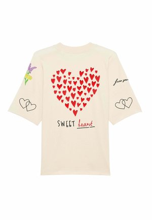 T-shirt beige chiaro con un grande motivo a cuore rosso sul retro, testo "SWEET heart" e design floreali e a cuore sulle maniche.