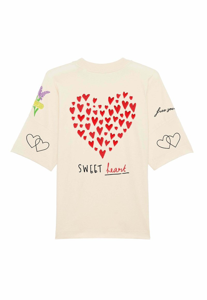 Šviesiai smėlinis marškinėliai su dideliu raudonu širdies raštu ant nugaros, tekstas "SWEET heart" bei gėlių ir širdžių dizainai ant rankovių.
