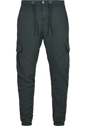 Pantalones cargo en verde oscuro, confeccionados en un tejido de textura suave, con cinturilla ajustable y dos bolsillos laterales tipo cargo.