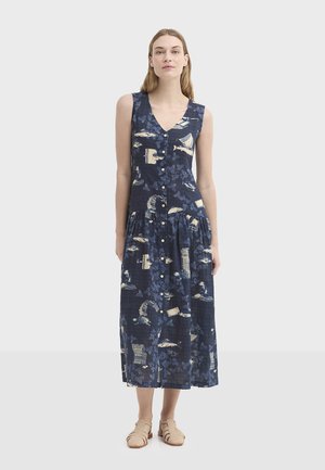 Vestido midi sin mangas azul marino con cuello en V, botones al frente y estampado floral y náutico. Confeccionado con una tela ligera.